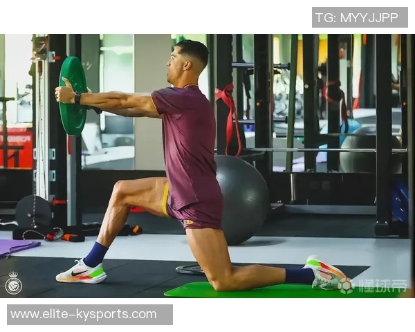 C罗腹肌训练揭秘足球明星如何打造完美腹部线条的健身秘诀